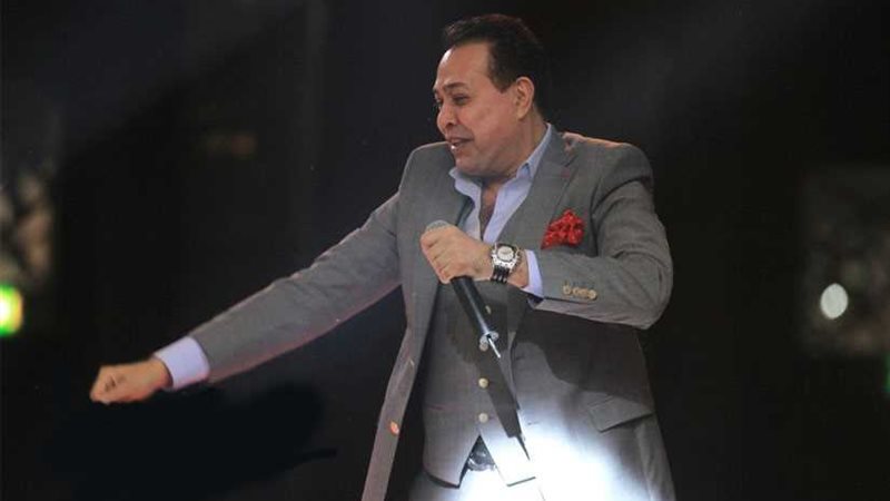 حكيم يُحيي أولى حفلاته