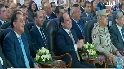 بالفيديو| السيسي لوزير الصناعة ضاحكًا: «أكيد إنت تقصد جنيه مش دولار».. فيديو