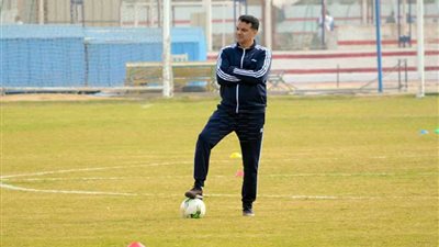 إيهاب جلال يعقد اجتماعات فنية مع لاعبي الزمالك على هامش مران اليوم