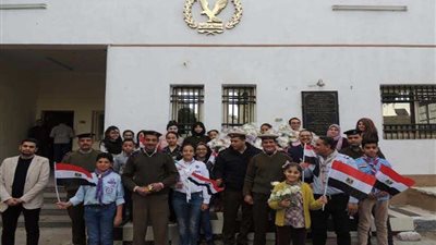 طلاب مدارس العهد الجديد بسمالوط يقدمون التهنئة للضباط احتفالًا بعيد الشرطة