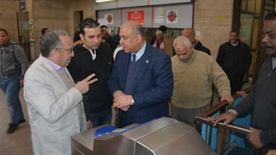 بالصور.. رئيس المترو والعضو المنتدب يتفقدان محطة حلوان