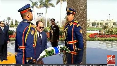 السيسي يضع أكاليل الزهور بالنصب التذكاري لشهداء الشرطة بمناسبة العيد الـ 66 (فيديو)