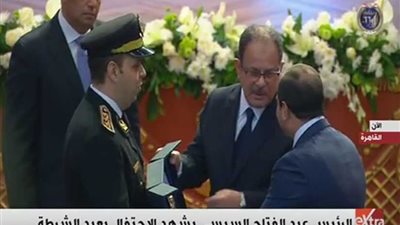 وزير الداخلية يهدي السيسي مجسمًا لرجل شرطة يؤدي التحية العسكرية لمصر (فيديو)