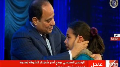 3 مواقف إنسانية للسيسي باحتفالية عيد الشرطة (فيديو)
