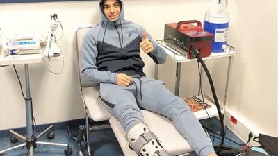 بعد إصابته بكسر في القدم.. لاعب المنتخب يطمئن الجماهير