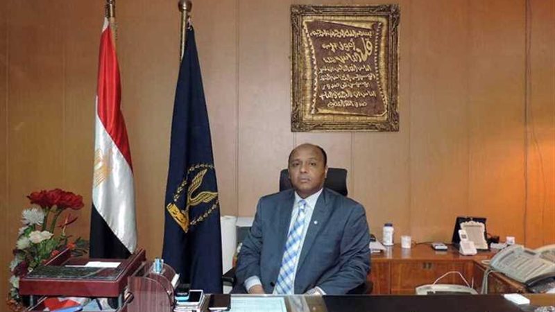 ينقب عن الآثار بعد