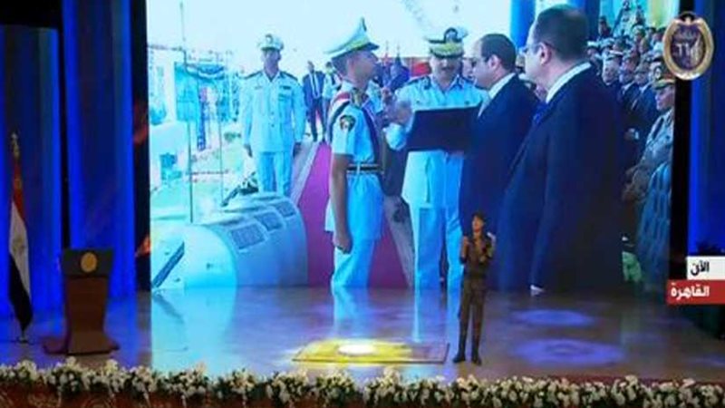 السيسي يستمع لـحكاية