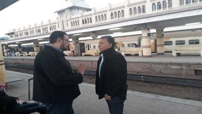 وزير النقل يتفقد محطة قطارات الجيزة في جولة مفاجئة