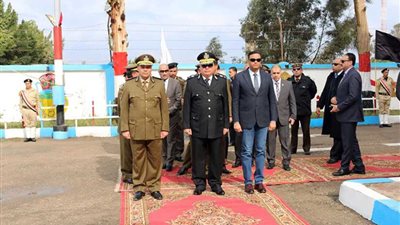 قيادات المنوفية يضعون الزهور على النصب التذكاري لشهداء الشرطة (صور)