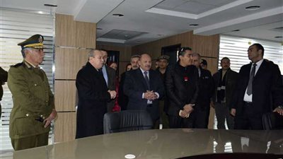 محافظ دمياط يتفقد غرفة التحكم الخاصة بكاميرات المراقبة(صور)