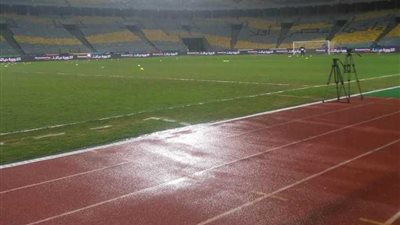 بالصور.. الأمطار تنهال على ملعب برج العرب