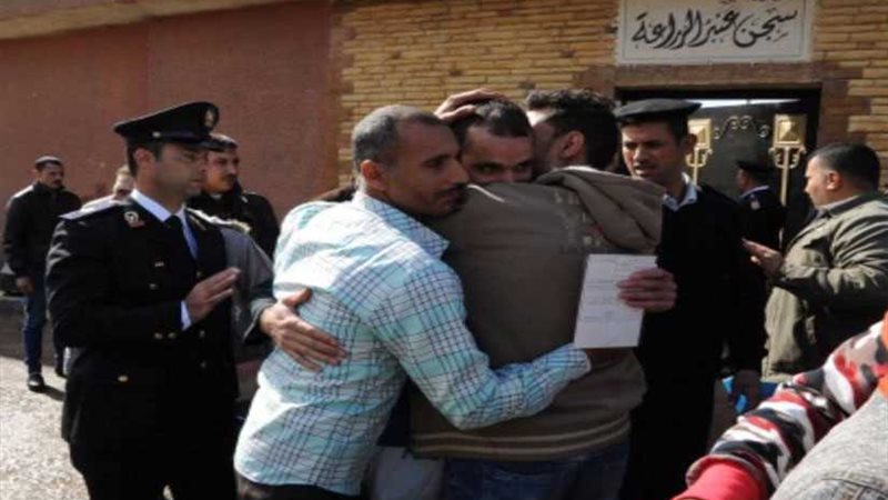 1647 سجينا يودعون