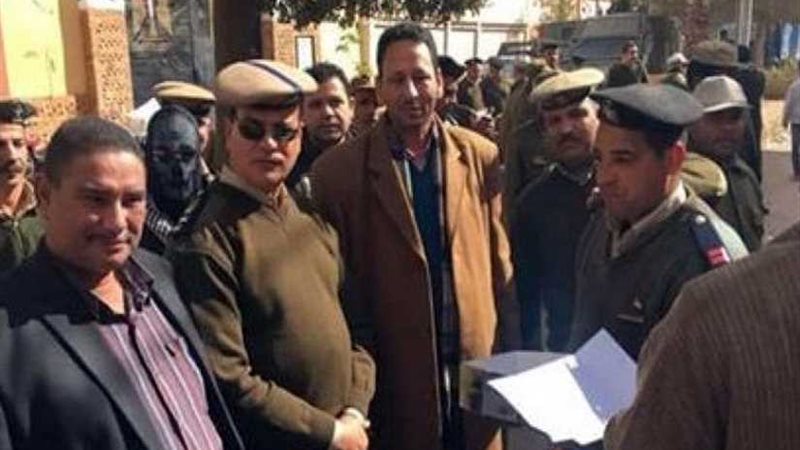 ضباط يوزعون حلوي