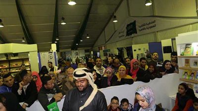 الكتب الدينية تجذب زوار المعرض لجناح السعودية