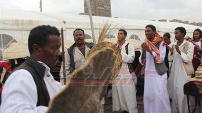 بالصور..السامر الشلاتينى يجذب رواد معرض الكتاب