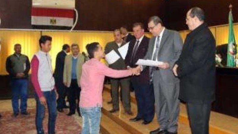 محافظ الفيوم يكرم