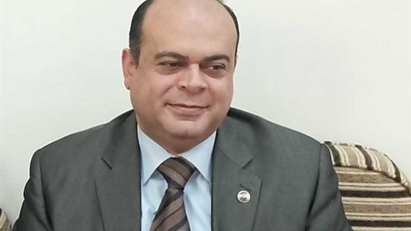 محافظ مطروح يضع أكليلا