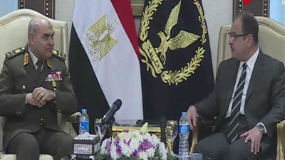 بالفيديو| وزير الدفاع ورئيس الأركان يزوران وزير الداخلية لتهنئة الضباط بعيد الشرطة