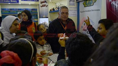 جناح وزارة الطيران يلقى إقبال أطفال معرض الكتاب