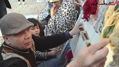 بالفيديو.. ورش تعليم الأطفال نول السجاد اليدوي بمعرض الكتاب