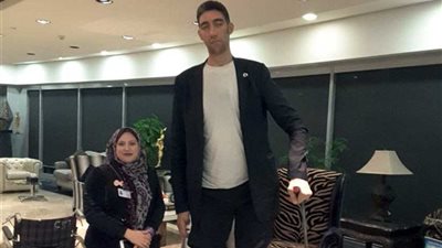 أطول رجل فى العالم يغادر القاهرة