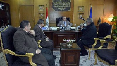 محافظ دمياط يبحث مع وزير قطاع الأعمال تطوير مصنع الغزل والنسيج