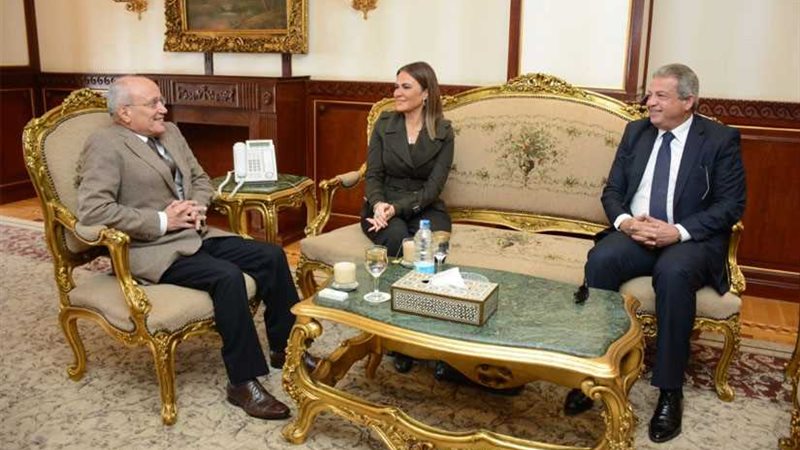 3 وزراء يتفقدون مصنع