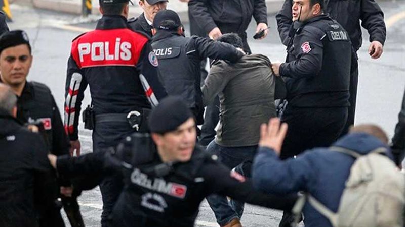 اعتقال 300 شخص بتهمة