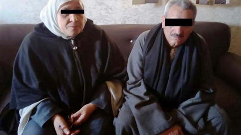 ضبط موظف وزوجته حصلا