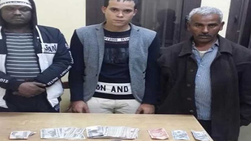 ضبط 3 عاطلين يتاجرون
