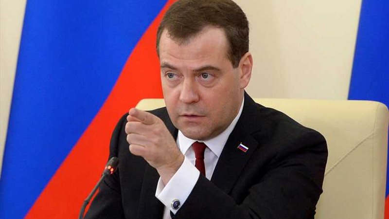 ميدفيديف ساخرا: يجب