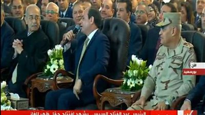 السيسي يكرّم شريف إسماعيل على الملأ (فيديو)