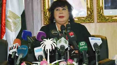 إيناس عبد الدايم في جولة بجناح السعودية وركن الطفل بمعرض الكتاب