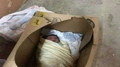 نيابة ملوي تحقق في واقعة العثور على رضيع داخل كرتونة