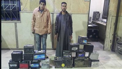 ضبط سائق وصديقه سرقا 15 بطارية سيارة في 15 مايو