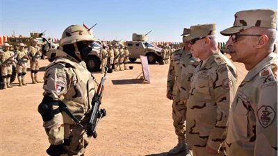 رئيس الأركان يتفقد عناصر الجيش الثانى في سيناء