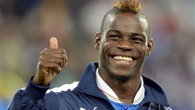 بالوتيلي يتعرض للإهانة الكروية بأقدام فتاة ..(فيديو)