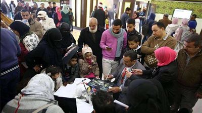 إقبال كبير من زوار المعرض على جناح الأزهر (صور)