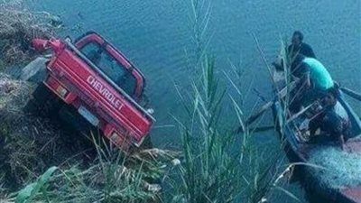 سقوط سيارة نقل من أعلى معدية غياضة الشرقية فى بنى سويف