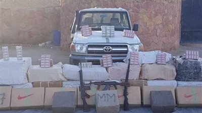 حرس الحدود يضبط عربة دفع رباعي محملة بمخدرات وبندقيتي قناصة