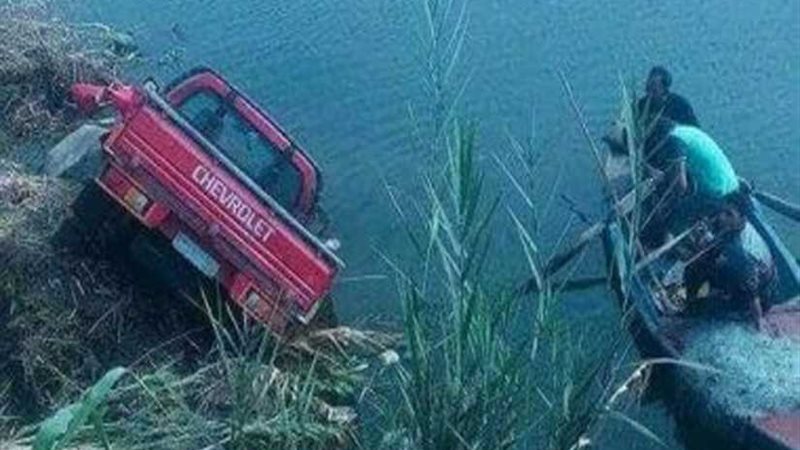 سقوط سيارة نقل من