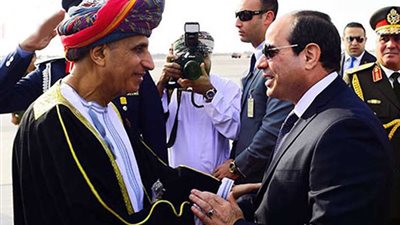 شاهد.. كبار المسؤولين بعمان يستقبلون السيسي بترحاب شديد