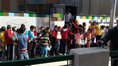 بالصور .. إقبال كبير على المكتبة المتنقلة بالأسمرات