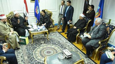 وزير الأوقاف يوزع 1000 بطانية و100 مقعد لذوي الاحتياجات الخاصة (صور)