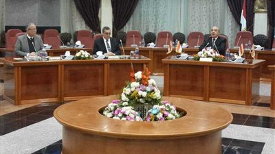 أبو بكر يبحث موقف المشروعات التنموية مع 5 محافظين بالمنيا