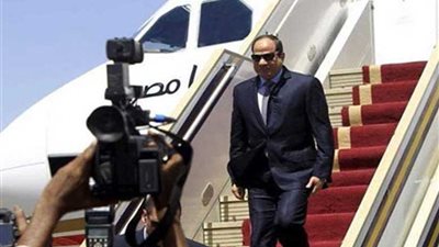 السيسي يصل مسقط في أول زيارة رسمية لسلطنة عمان