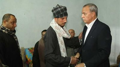 محافظ قنا يقدم العزاء لأسرة مجند قوات مديرية أمن البحر الأحمر (صور)