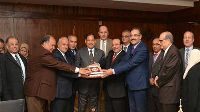 جامعة طنطا تكرم رئيسها السابق (صور)