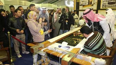 كسوة الكعبة تجذب آلاف الزائرين بالجناح السعودي