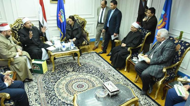 وزير الأوقاف يوزع